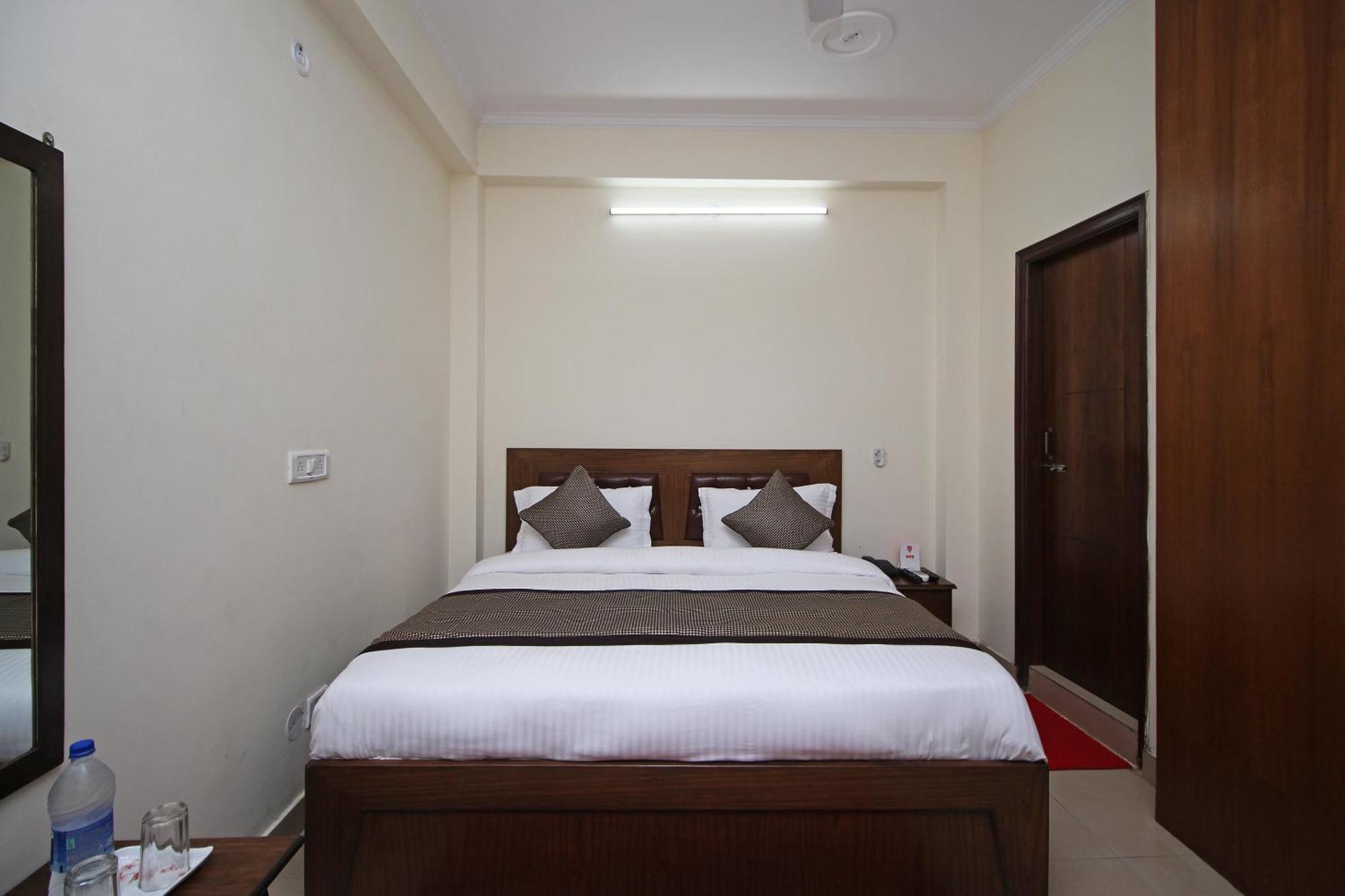 Hotel O Surya Palace Yeni Delhi Dış mekan fotoğraf